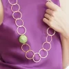 MUJER MODELO CON COLLAR MOSHA DE AROS CON PIEZA DE CERÁMICA COLOR VERDE MUJER MODELO CON COLLAR MOSHA DE AROS CON PIEZA DE CERAMICA COLOR VERDE