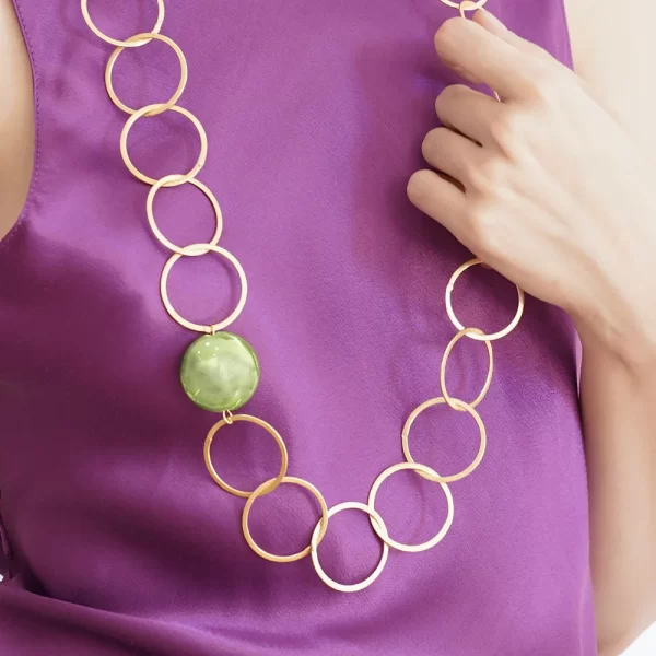 MUJER MODELO CON COLLAR MOSHA DE AROS CON PIEZA DE CERAMICA COLOR VERDE