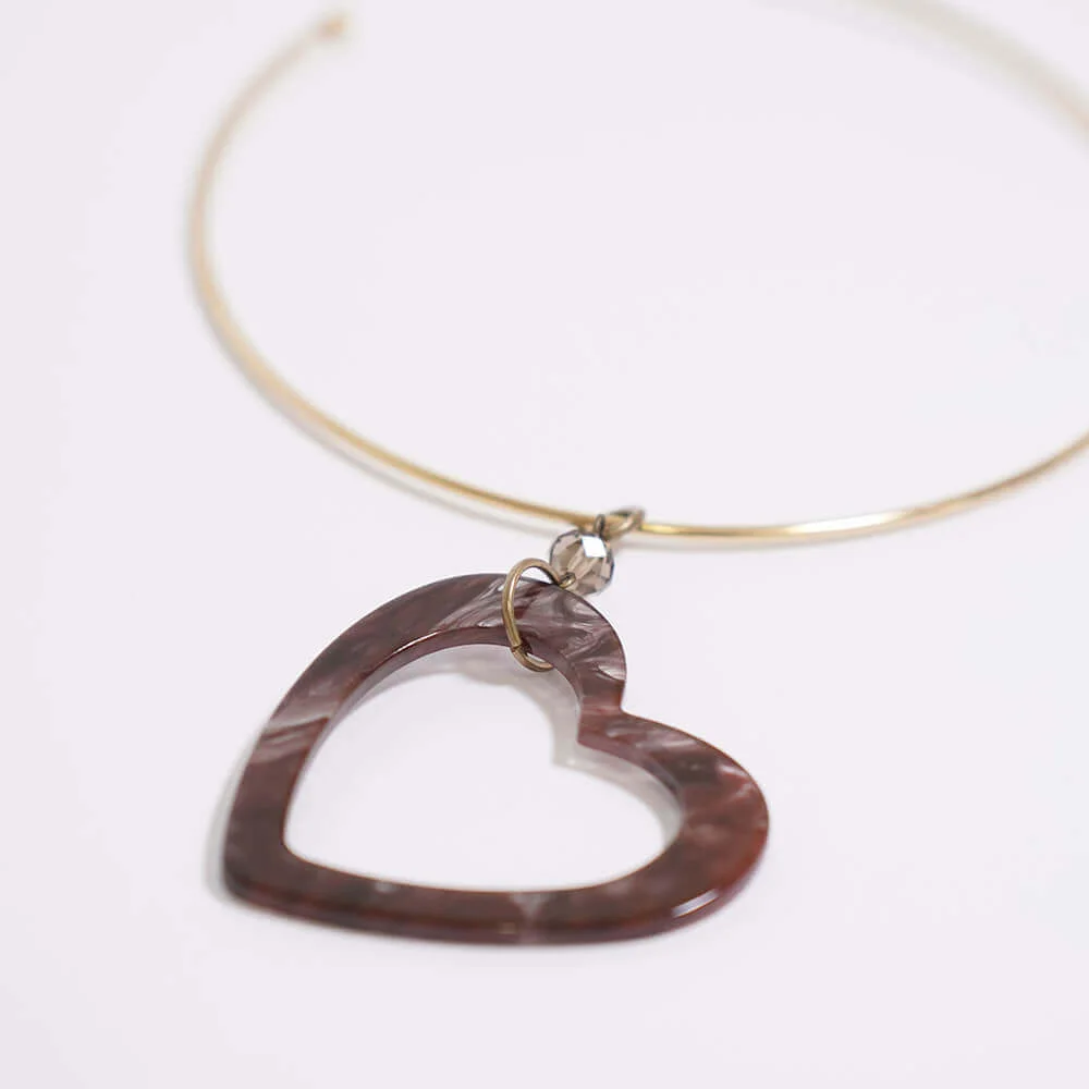DETALLE_CHOKER_CON_CORAZON_DE_RESINA_Y_PERLA_DE_CRISTAL