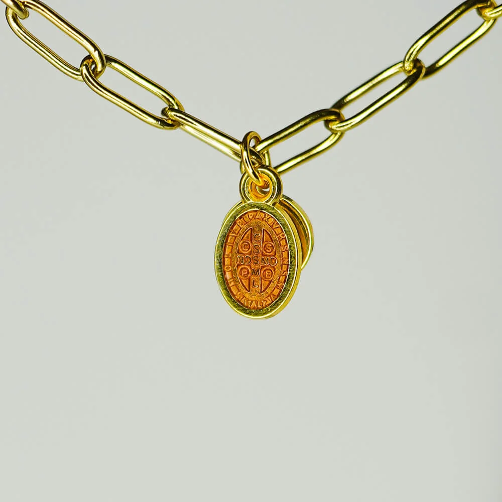 Una cadena de oro con una moneda naranja.