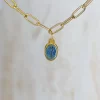 Una cadena de oro con una piedra azul.