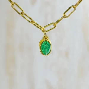 Un collar de oro con una piedra verde.