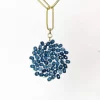 Un collar de cuentas azules sobre una cadena de oro.