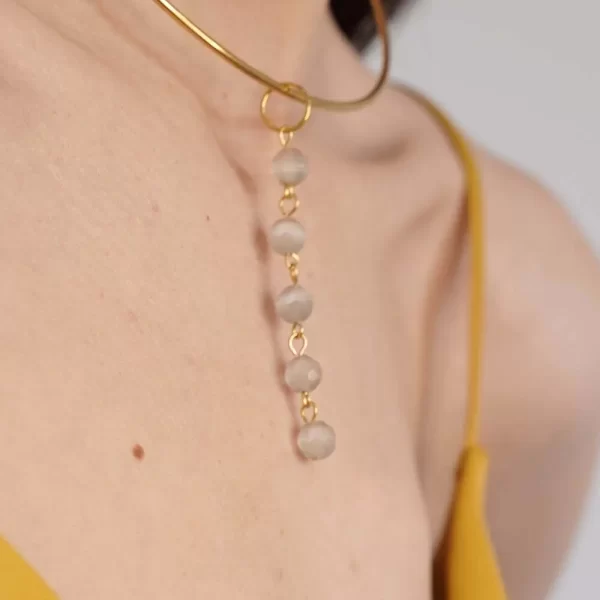 MUJER MODELO CON CHOKER CON COLGANTE DE OJO DE GATO BLANCO HIELO