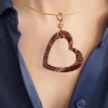 MUJER_MODELO_CON_DETALLE_CHOKER_CON_CORAZON_DE_RESINA_Y_PERLA_DE_CRISTAL