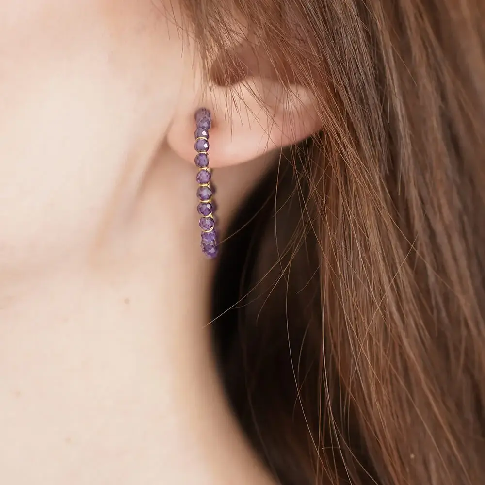 Pendientes de aro de amatista morada.