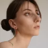 Una mujer que llevaba un par de aros de color naranja.