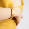 MUJER MODELO CON PULSERA BRONCE BANO ORO