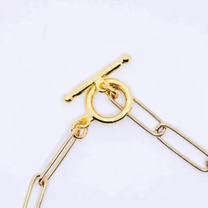 Un collar de cadena de oro con cierre bañado en oro.